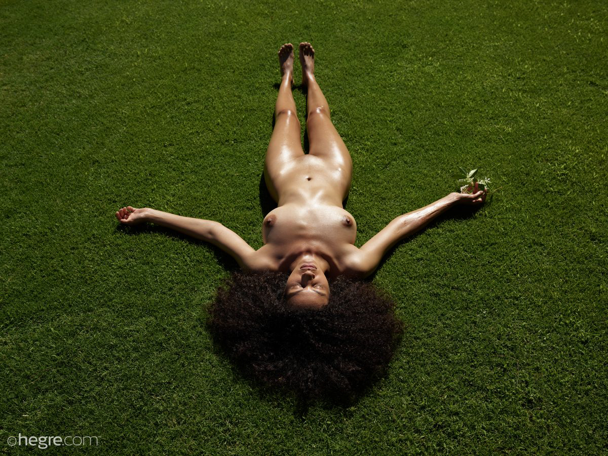 Teti, big tits, model, naked, outdoors, pose