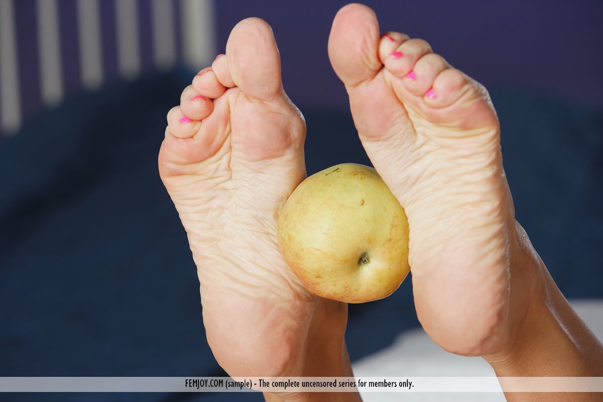 Victoria K, blonde, strip, nude, apples, perky